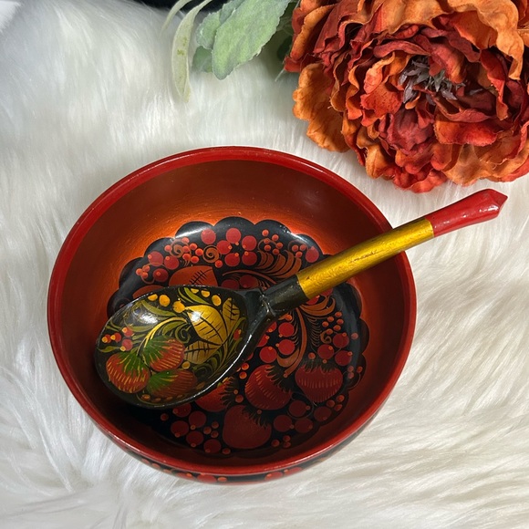Russian Lacquer Bowl and Spoon - Picture 2 of 10